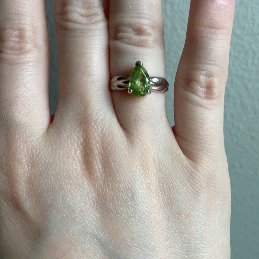 Gorgeous Vintage Silver Ring with Green Gemstone